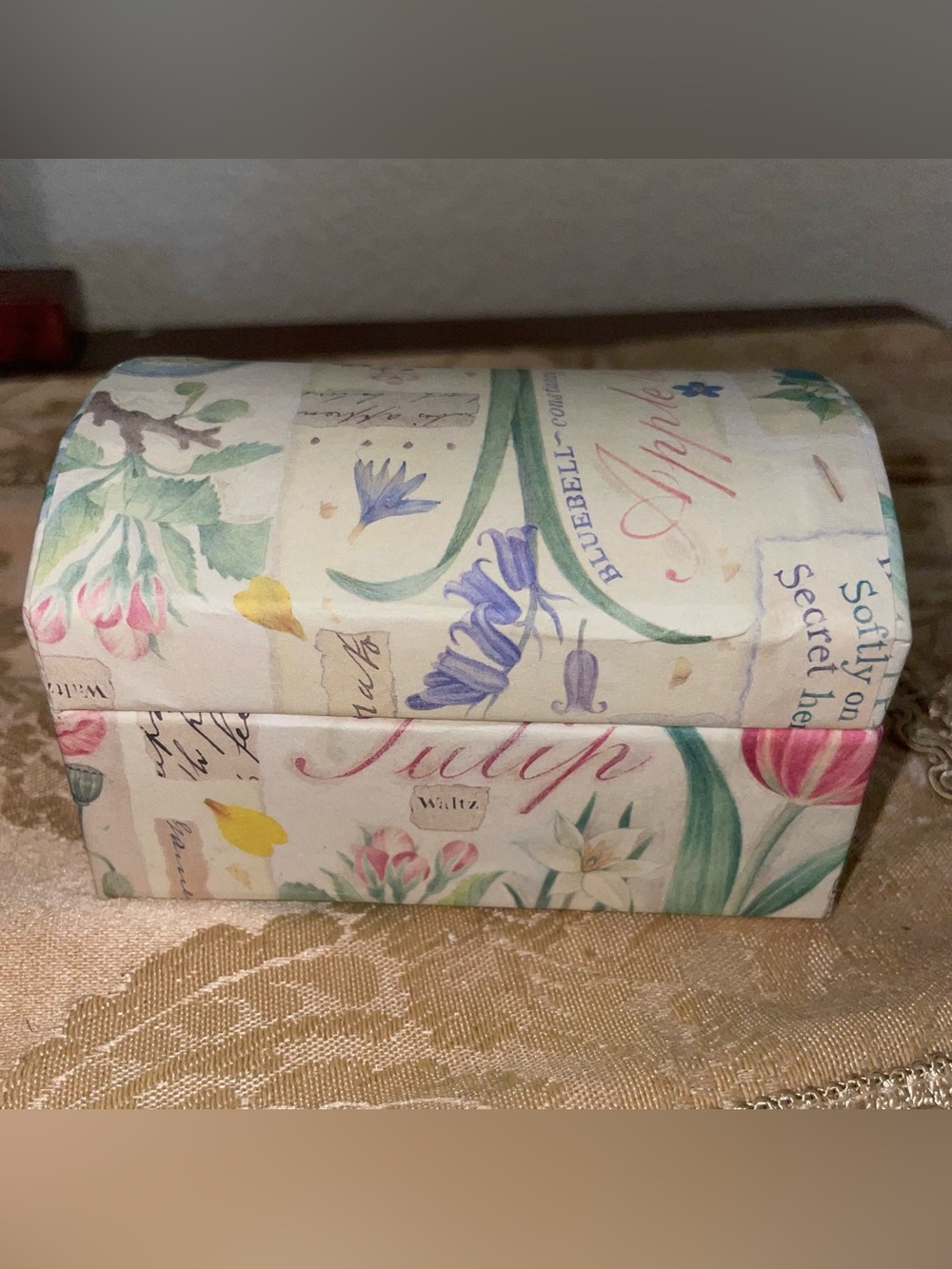 Vintage small Dome Botanical keepsakes box. 1970’s in pristine condition. - Picture 7 of 15